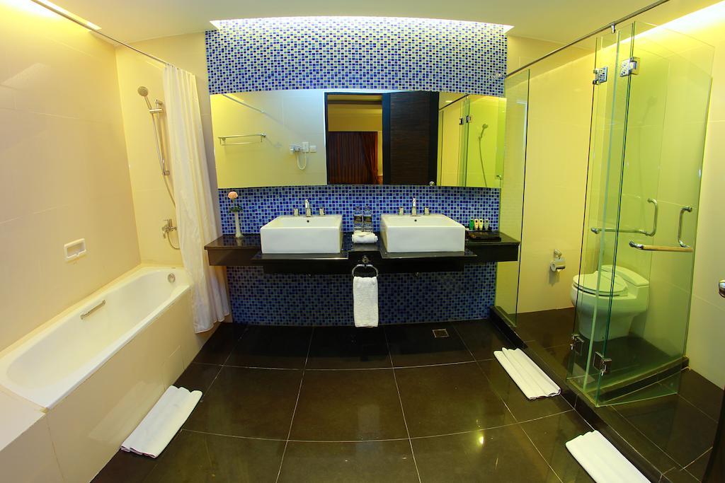 Premier Basko Hotel Padang  Exterior foto